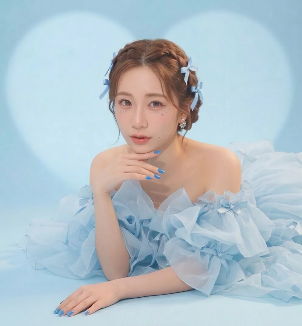 スマホで配信を楽しむ女性